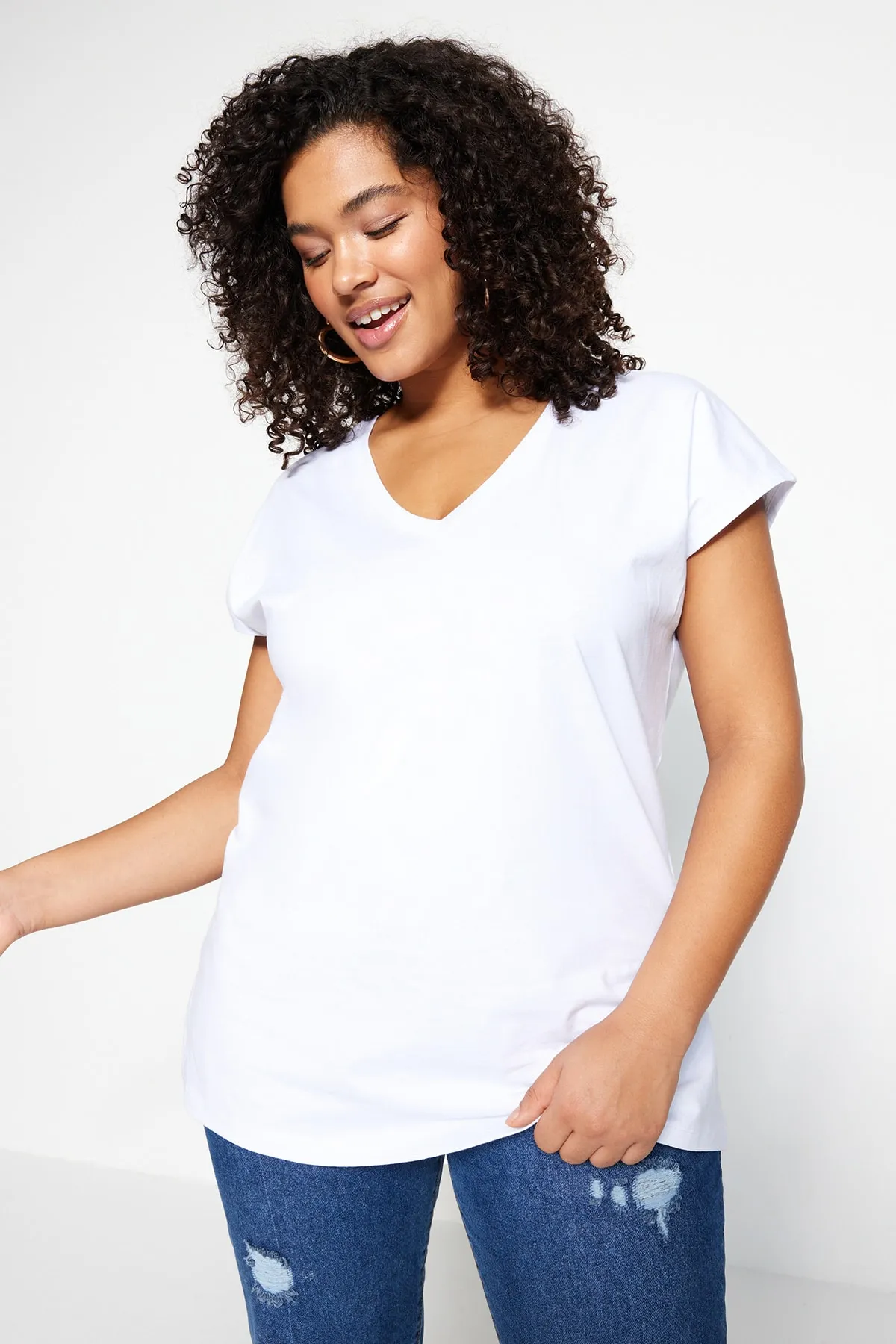 Trendyol Curve  Weißes Boyfriend-Strick-T-Shirt mit V-Ausschnitt und Schlitz TBBSS22BF0036