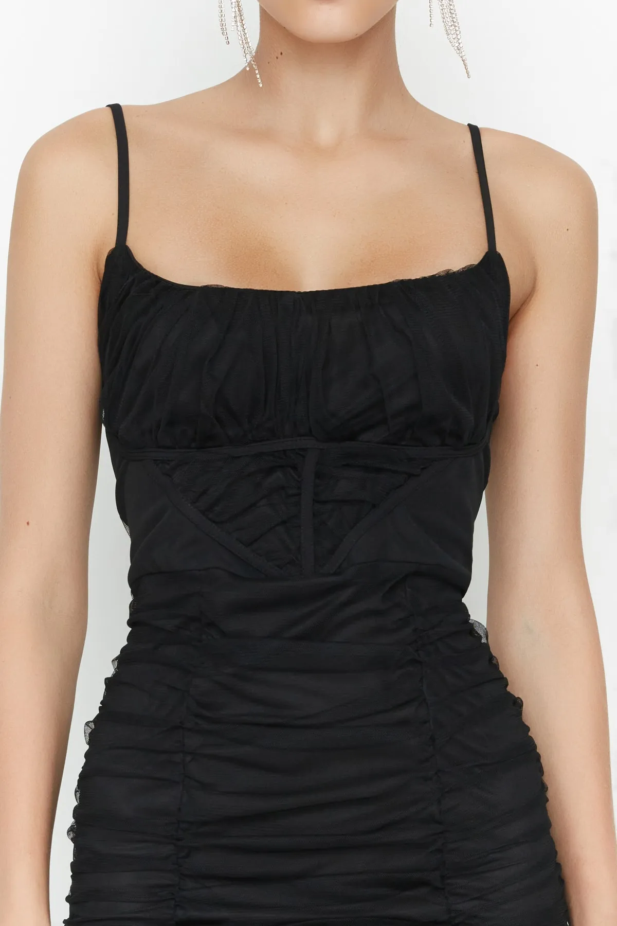 Trendyol Collection  Schwarzes, detailliertes, elegantes Abendkleid TPRSS22EL00006