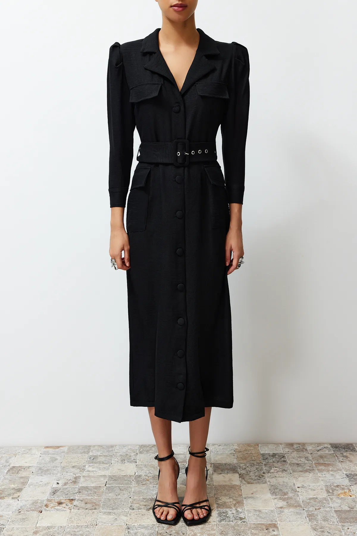 Trendyol Modest  Schwarzes gewebtes Hemdblusenkleid in Leinenoptik mit Gürtel TCTSS24EB00017