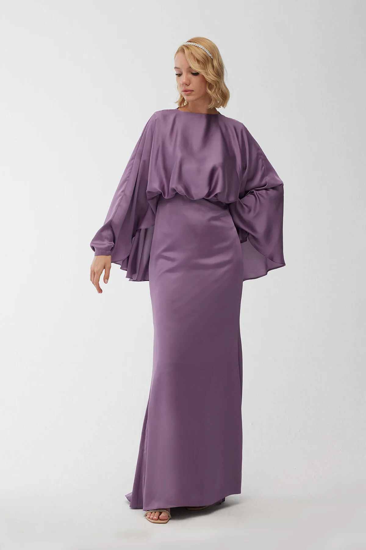 Manuka  Cape-Abendkleid aus Seidensatin in Lavendel