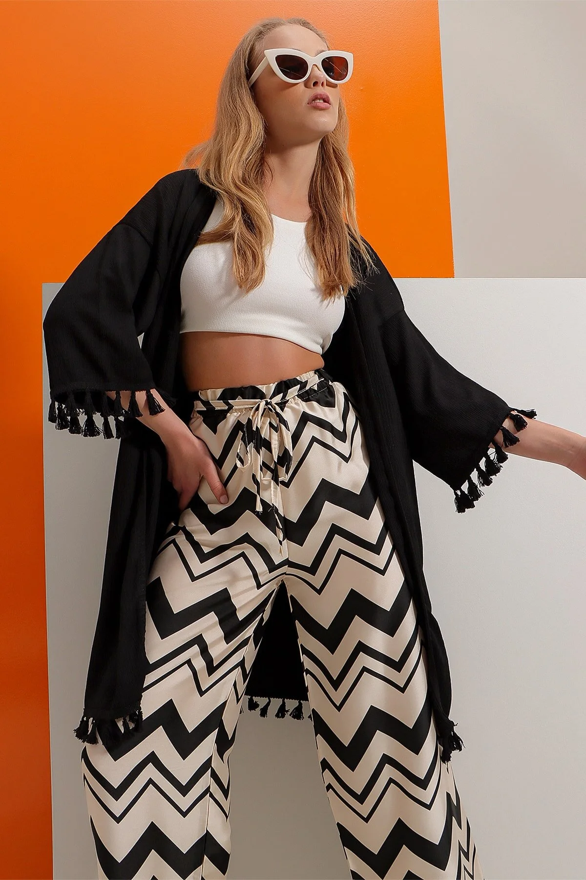Trend Alaçatı Stili  Schwarzer Strick-Kimono mit Crinkle-Muster und Quasten für Damen ALC-X8595