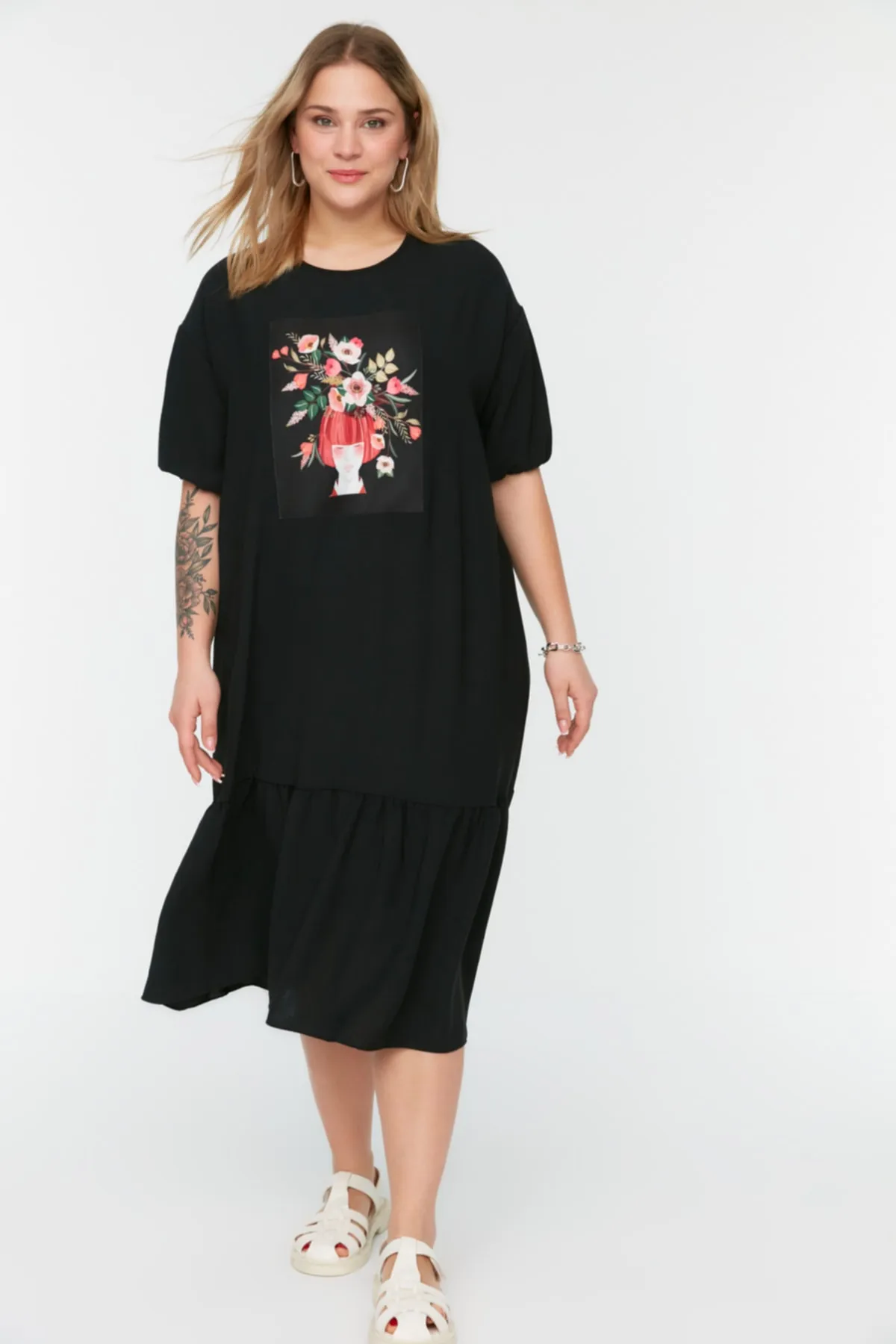 Trendyol Curve  Schwarzes bedrucktes gewebtes Kleid TBBSS22EL2123