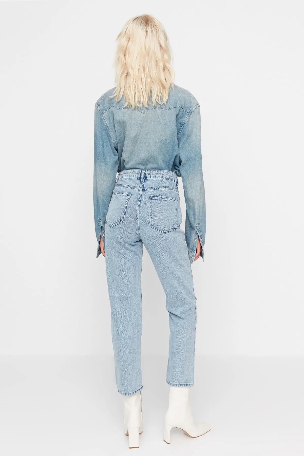 Trendyol Collection  Blaue zerrissene Jeans mit hoher Taille und geradem Bein TWOAW21JE0120