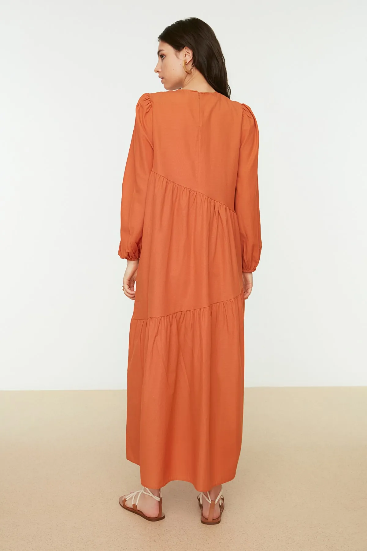 Trendyol Modest  Gewebtes Kleid aus Baumwolle mit weiter Passform und Raffung in Zimtfarbe TCTSS21EL3470