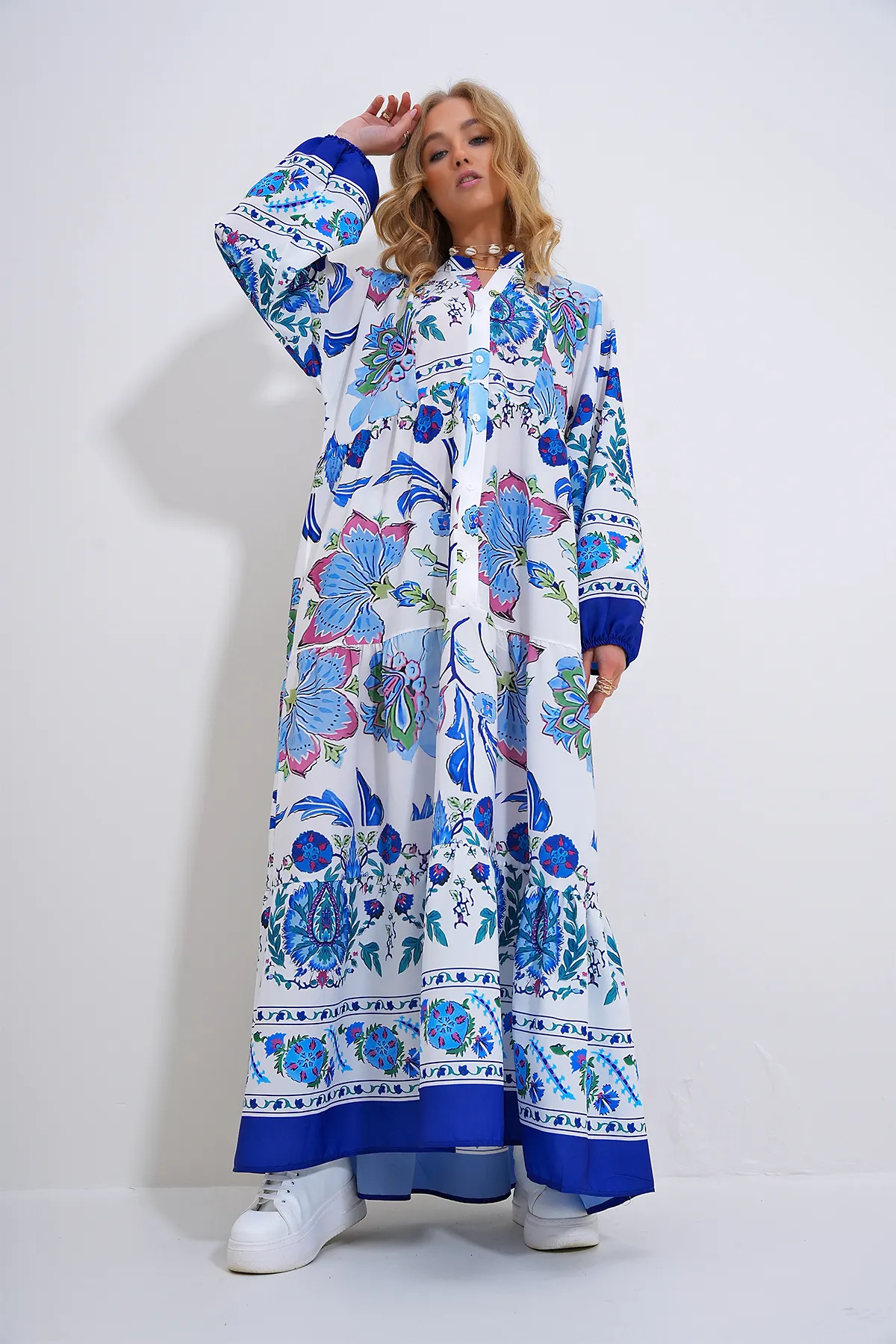 Trend Alaçatı Stili  Weiß-blaues Maxikleid mit hohem Kragen und Schalkragen für Damen, gemustert, ALC-X11593