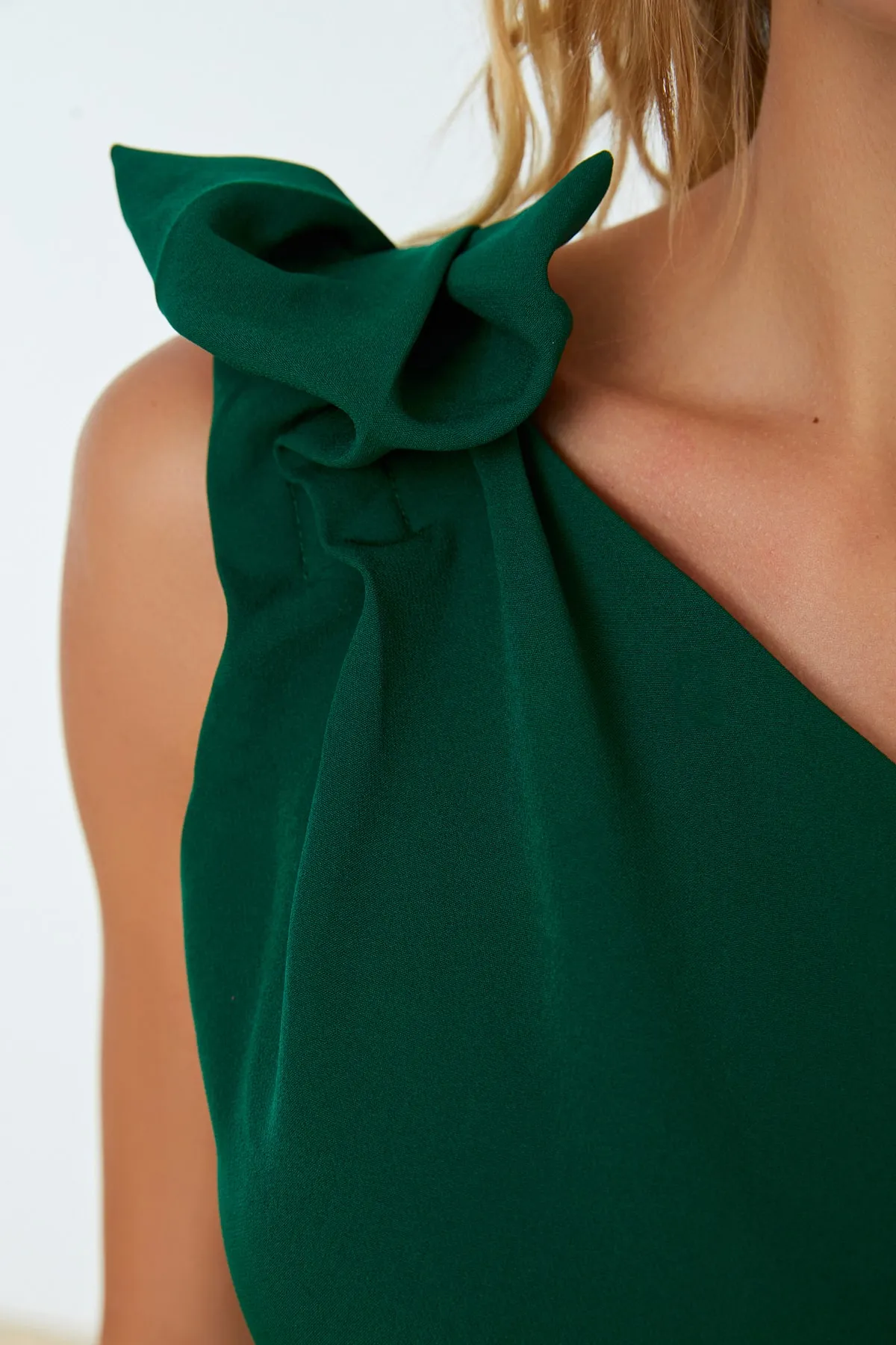 Trendyol Collection  Smaragdgrünes, tailliertes, gewebtes Abendkleid TPRSS22EL1397