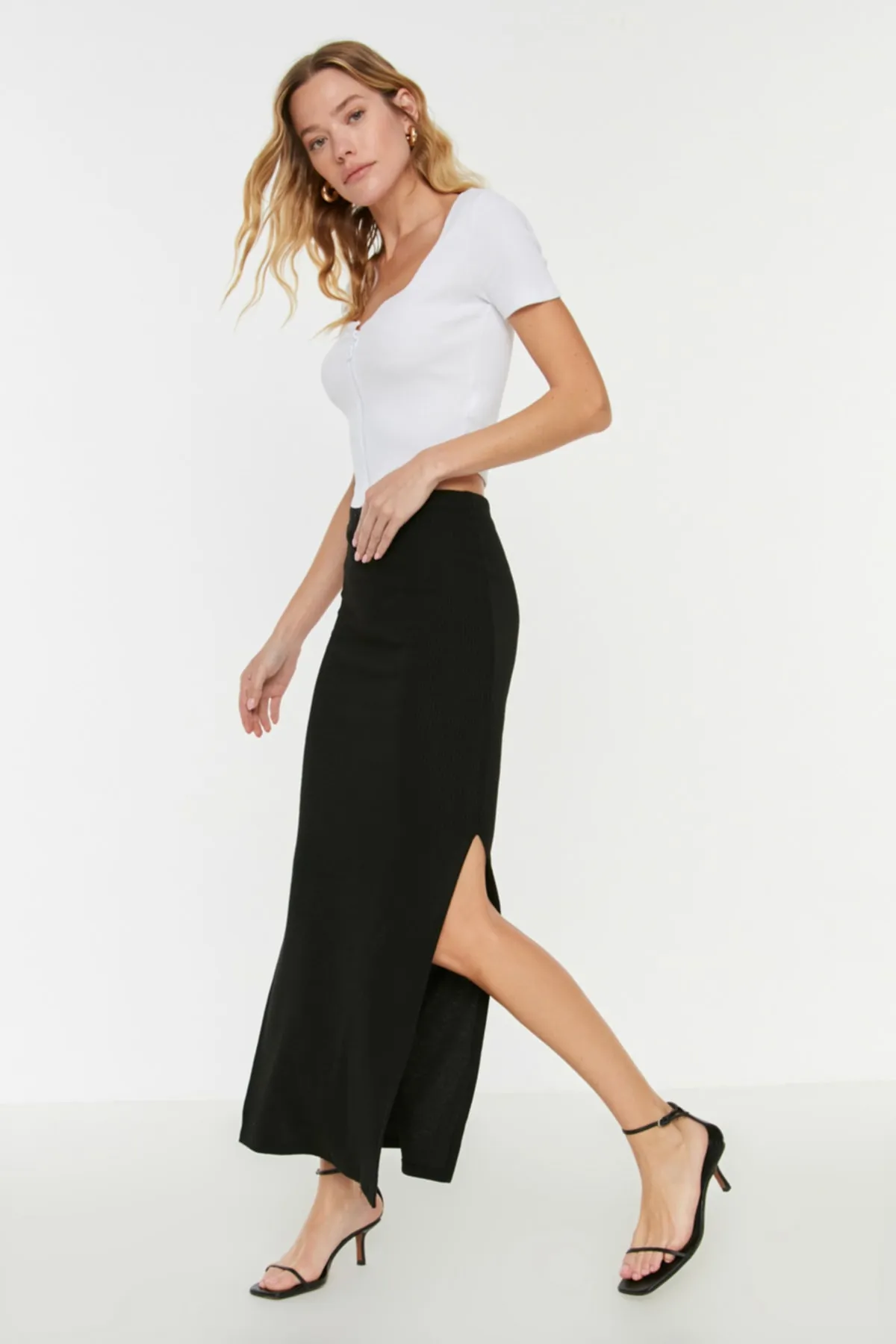 Trendyol Collection  Schwarzer taillierter, gerippter, flexibler Maxi-Strickrock mit Schlitzdetail und hoher Taille TWOSS22ET0449