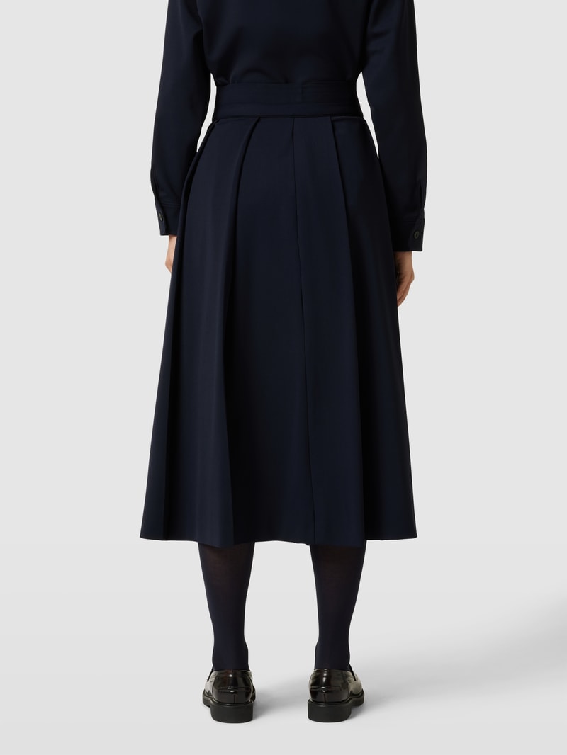 Faltenrock mit Gürtel Modell 'OSIRIDE' in marineblau