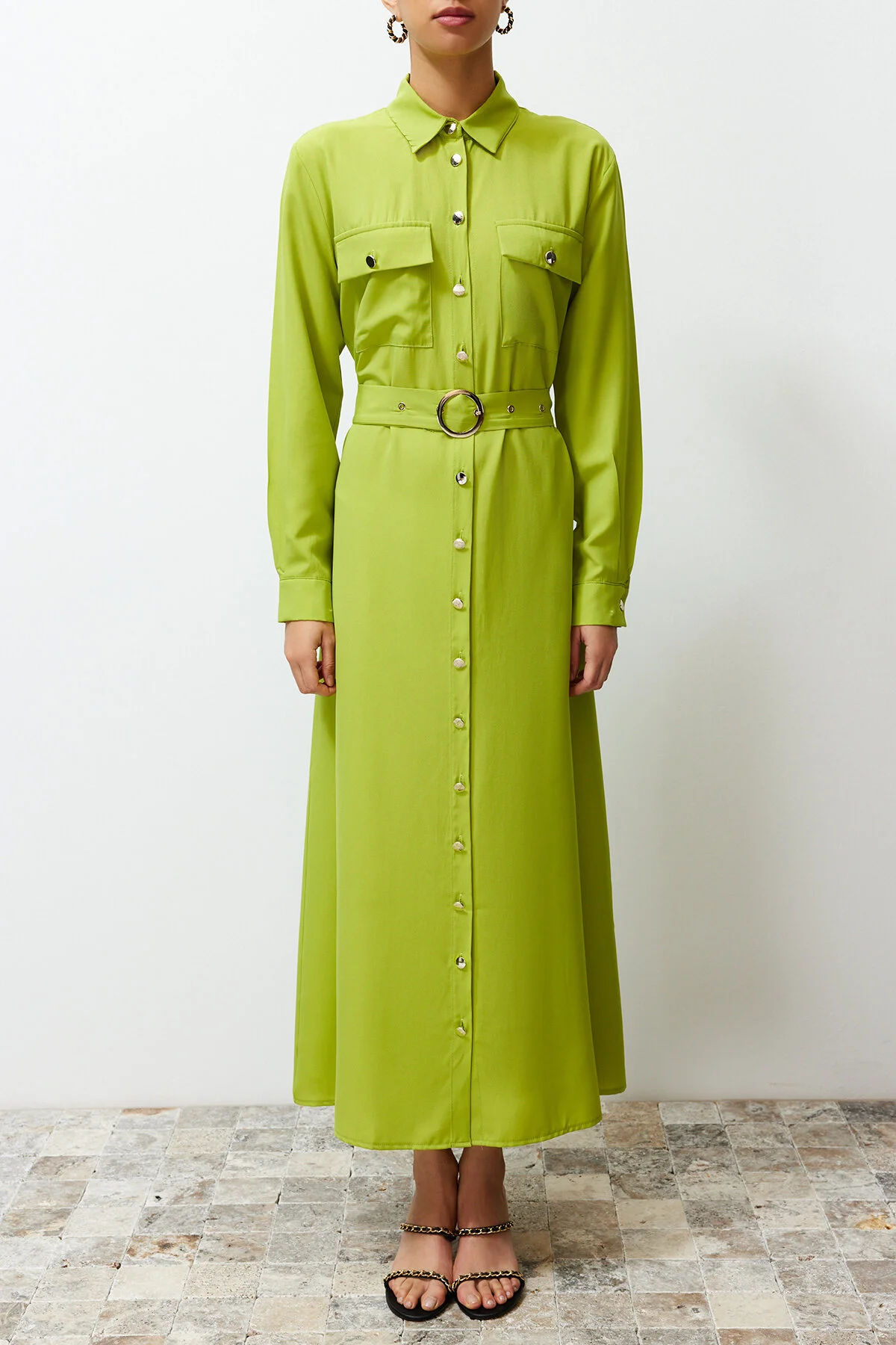 Trendyol Modest  Ölgrünes, gewebtes Hemdblusenkleid mit goldenen Knöpfen TCTSS24EB00132