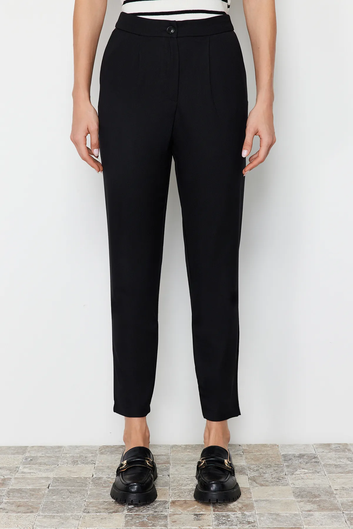 Trendyol Collection  Schwarze karottengewebte Hose TWOSS24PL00085
