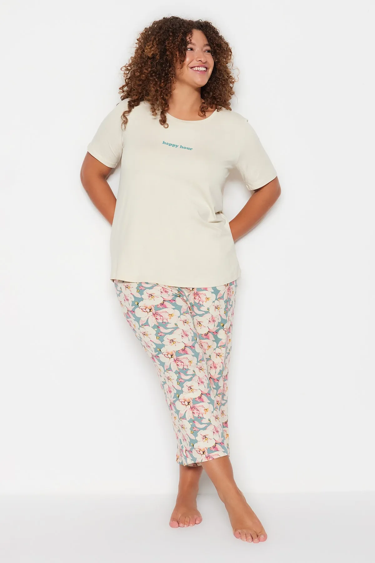 Trendyol Curve  Ecrufarbenes, kurzärmliges Pyjama-Set aus Strick mit Blumenmuster TBBSS23AI00009