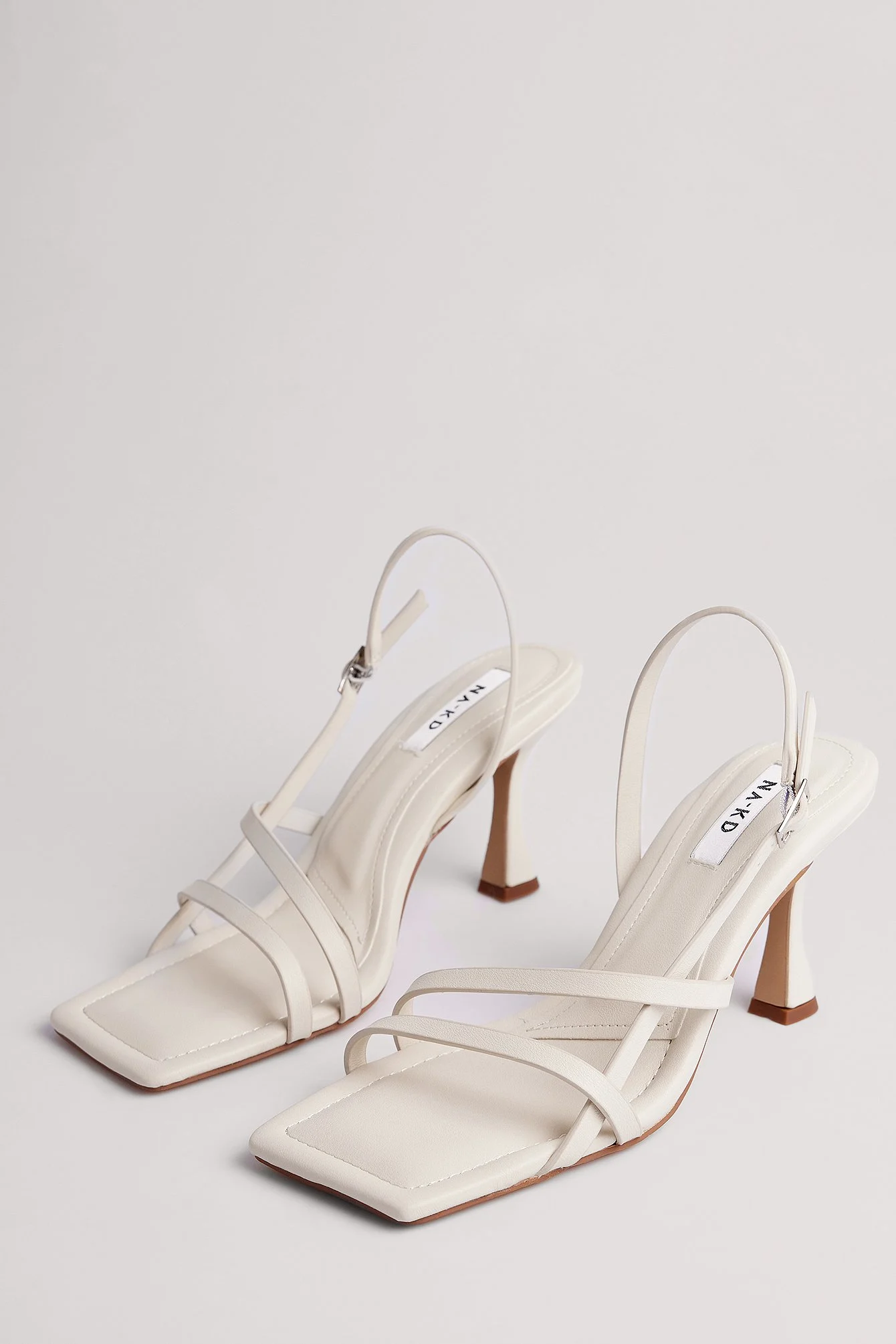 Sandalen mit Absatz und überkreuzten Riemen