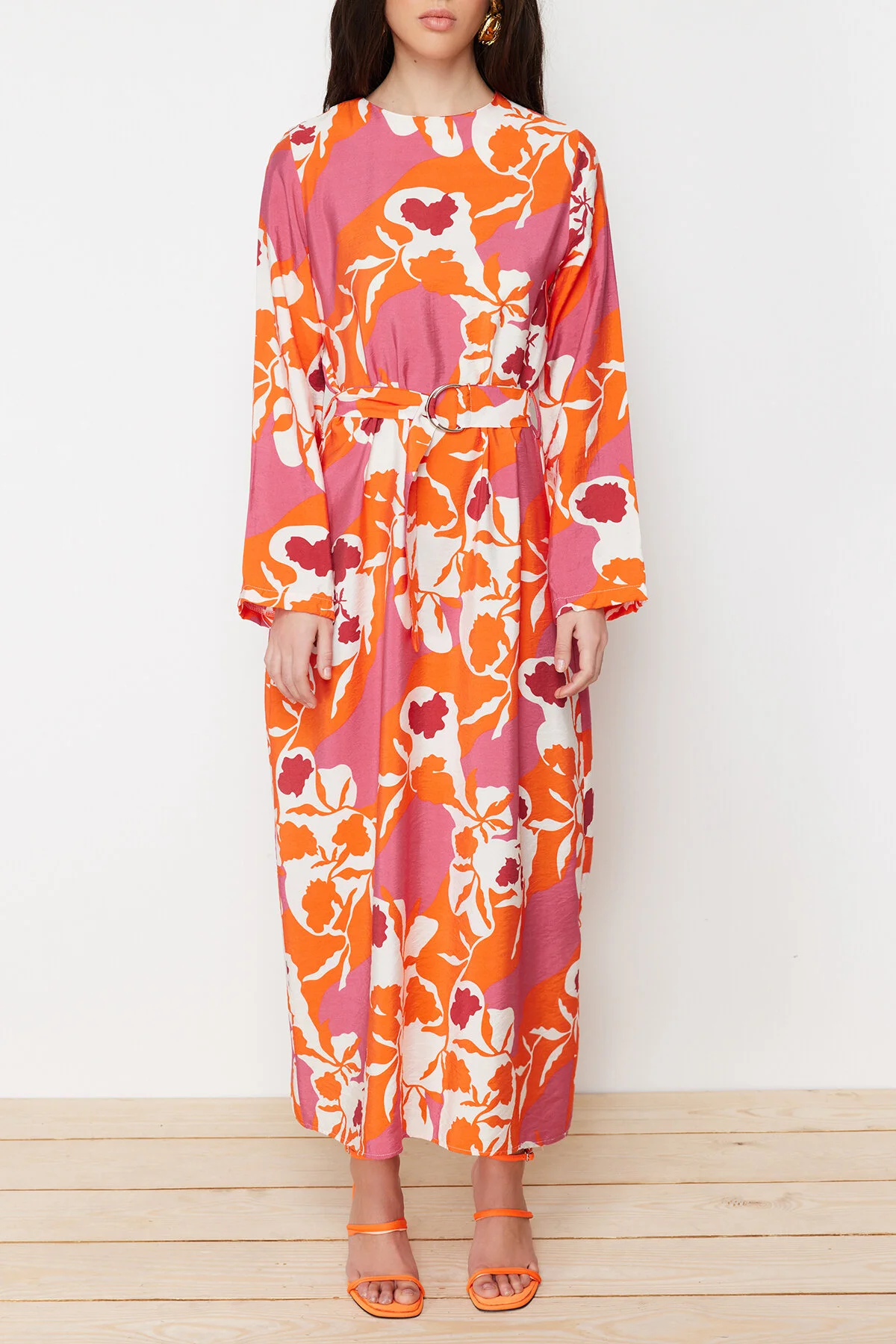Trendyol Modest  Rosa gewebtes Blumenkleid mit Gürtel TCTSS24EB00049