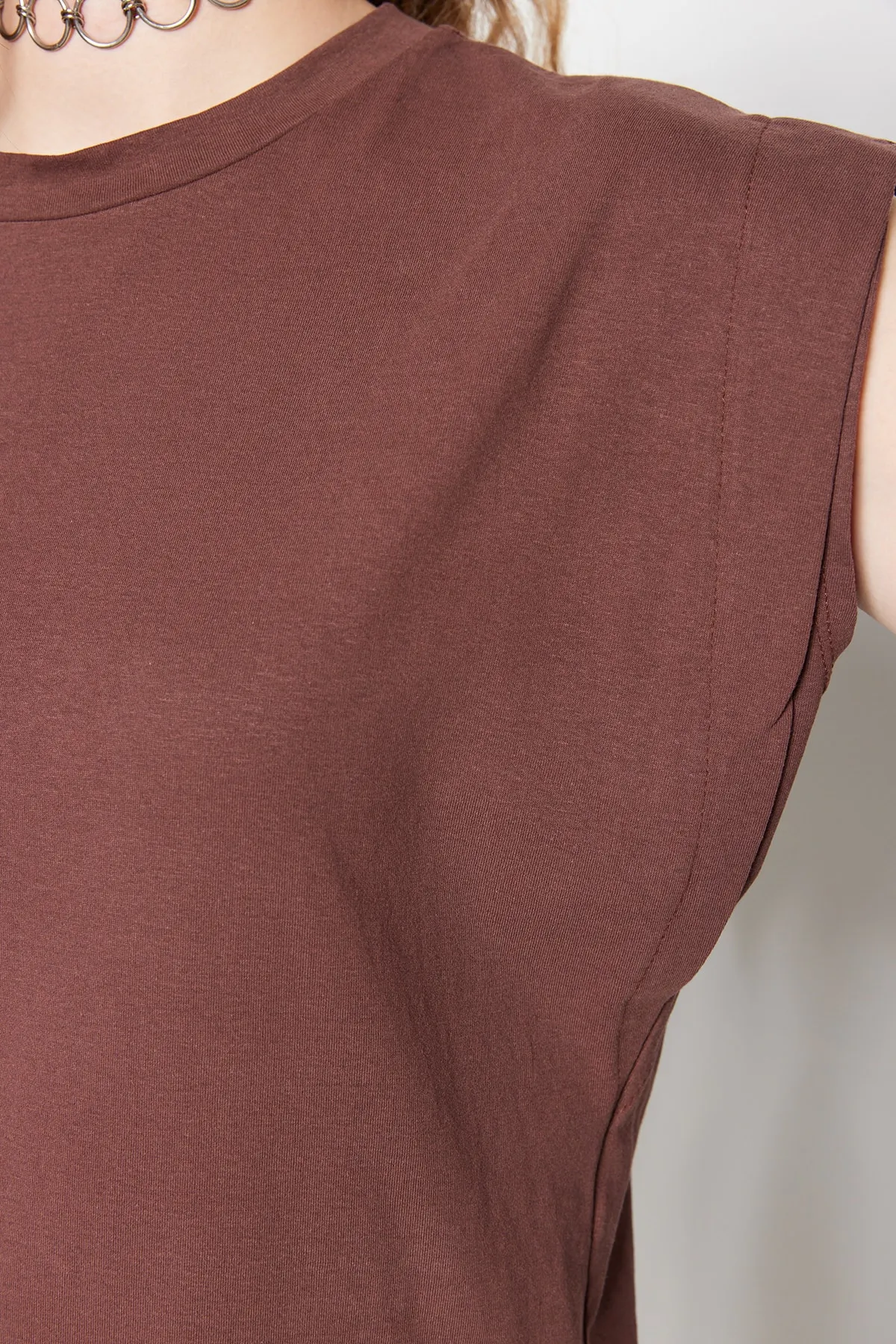 Trendyol Collection  Braunes Basic-Strick-T-Shirt mit Rundhalsausschnitt aus 100 % Baumwollwatte TWOSS20TS0021