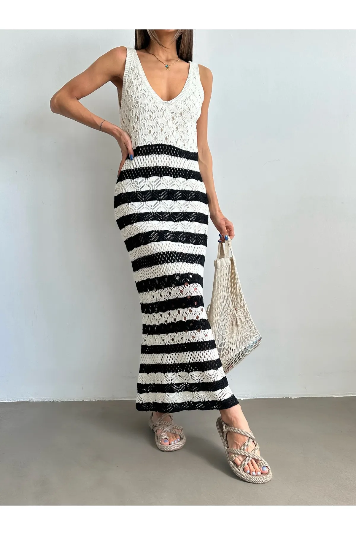 BEJNA  Schwarzes, durchbrochenes Sommer-Strickkleid mit gestreiften Trägern für Damen