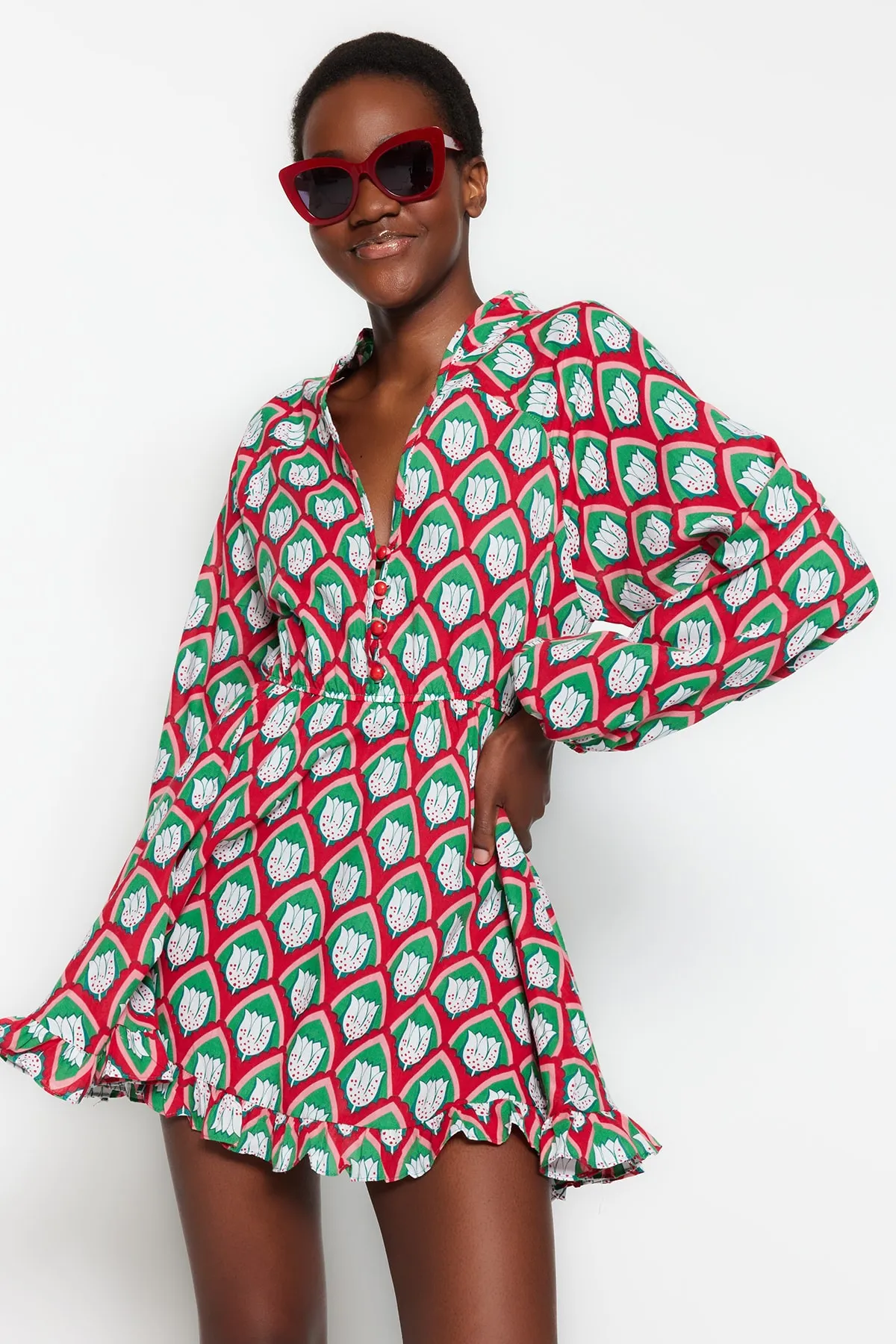 Trendyol Collection  Geometrisch gemustertes Mini-Strandkleid mit gewebten Ballonärmeln aus 100 % Baumwolle TBESS21EL2771