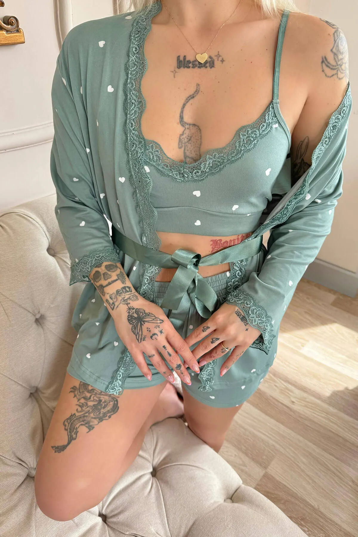 Pijamaevi  Grünes, herzgemustertes Bambus-Pyjama-Set mit Bademantel und Shorts