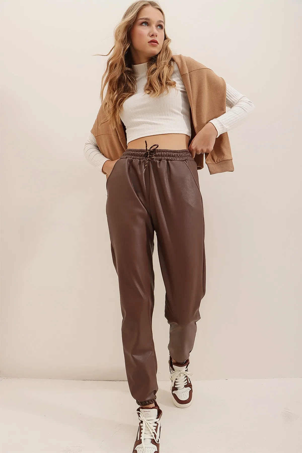 Trend Alaçatı Stili  Damen-Hose aus schokoladenbraunem, doppeltem Taillen- und Handgelenksgummi, lässig, aus Kunstleder, ALC-X7329
