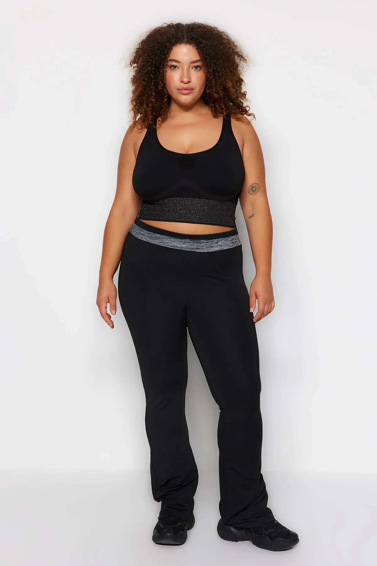 Trendyol Curve  Schwarze spanische Strick-Jogginghose mit Bein- und Taillendetails TBSSS22EA0055
