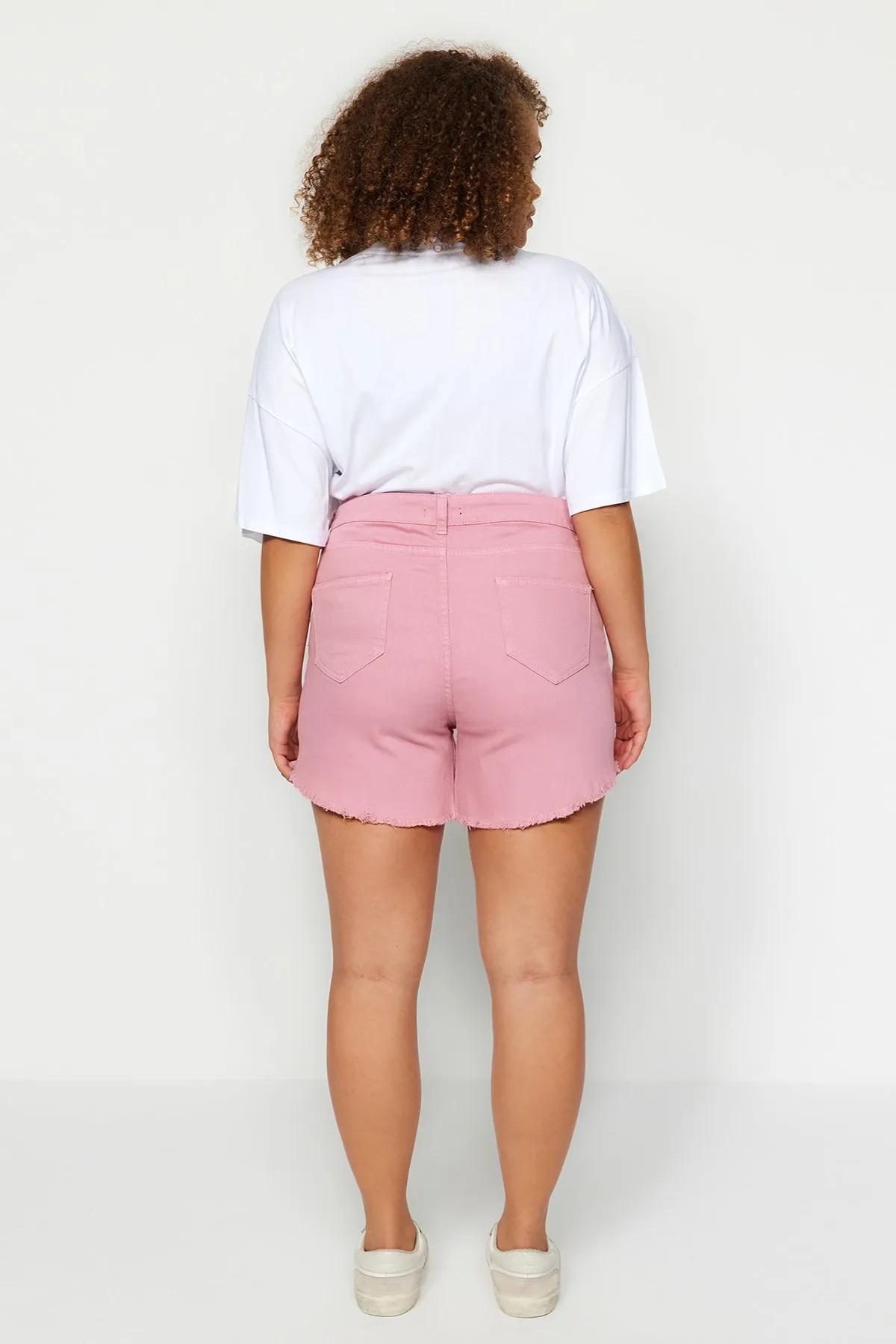 Trendyol Curve  Flexible Skinny-Jeansshorts und Bermudas mit Quasten in Rosa TBBSS23CJ00016