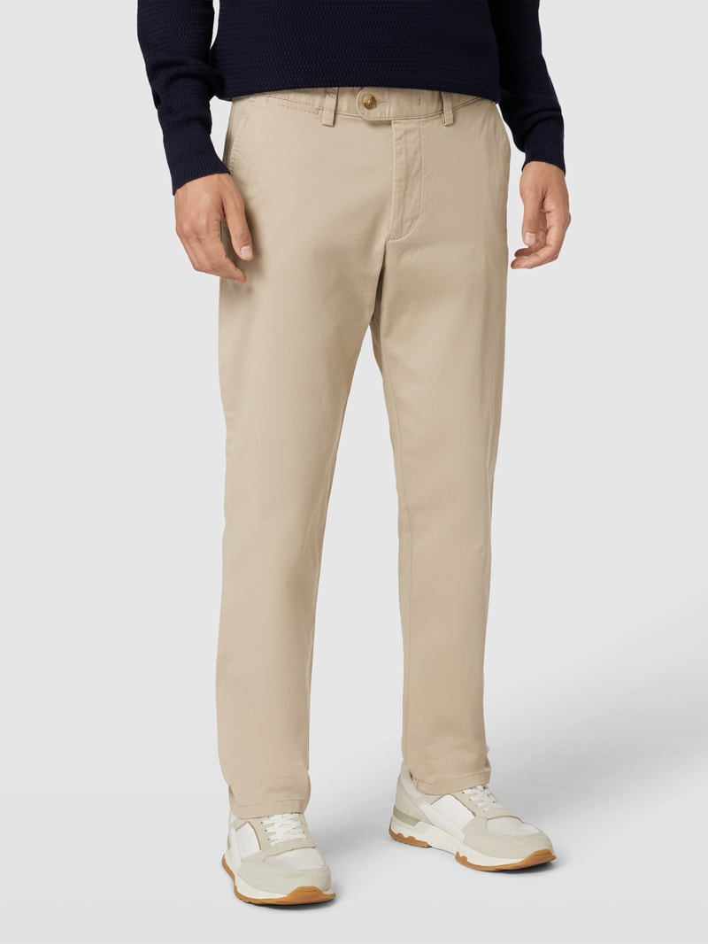 Chino mit französischen Eingrifftaschen in sand