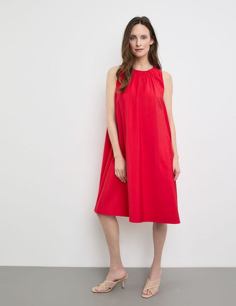 Ärmelloses Kleid mit Faltendetail