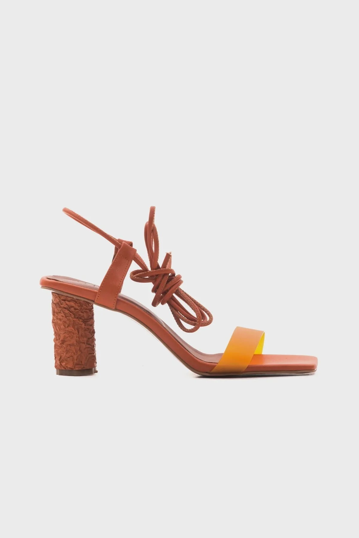 LuviShoes  Orangefarbene Damensandalen mit schmalem Absatz