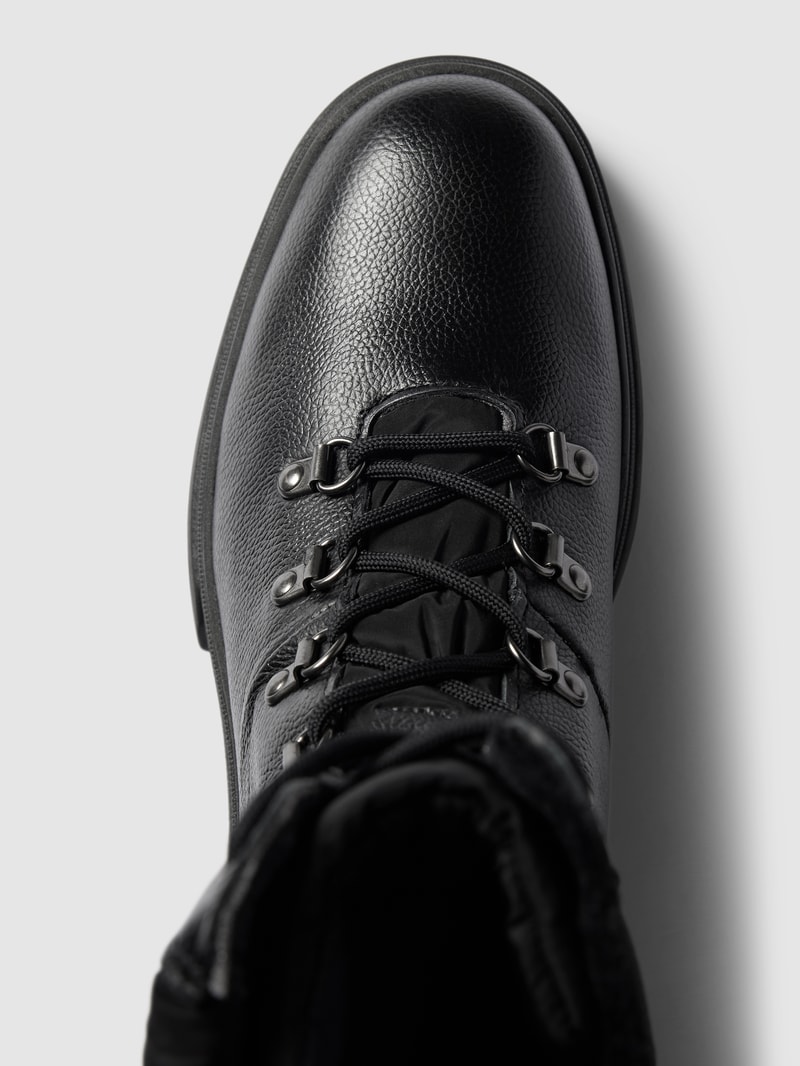 Boots in unifarbenem Design mit profilierter Sohle in schwarz