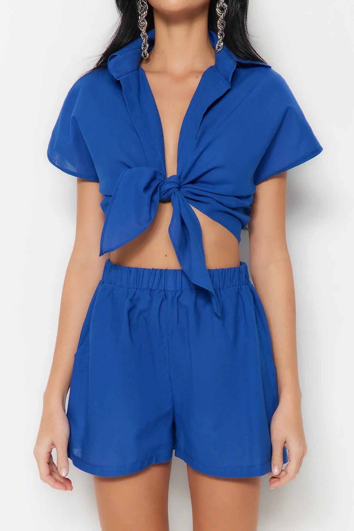 Trendyol Collection  Saks – Gewebtes, gebundenes Hemd-Shorts-Set aus 100 % Baumwolle, TBESS23AU00146
