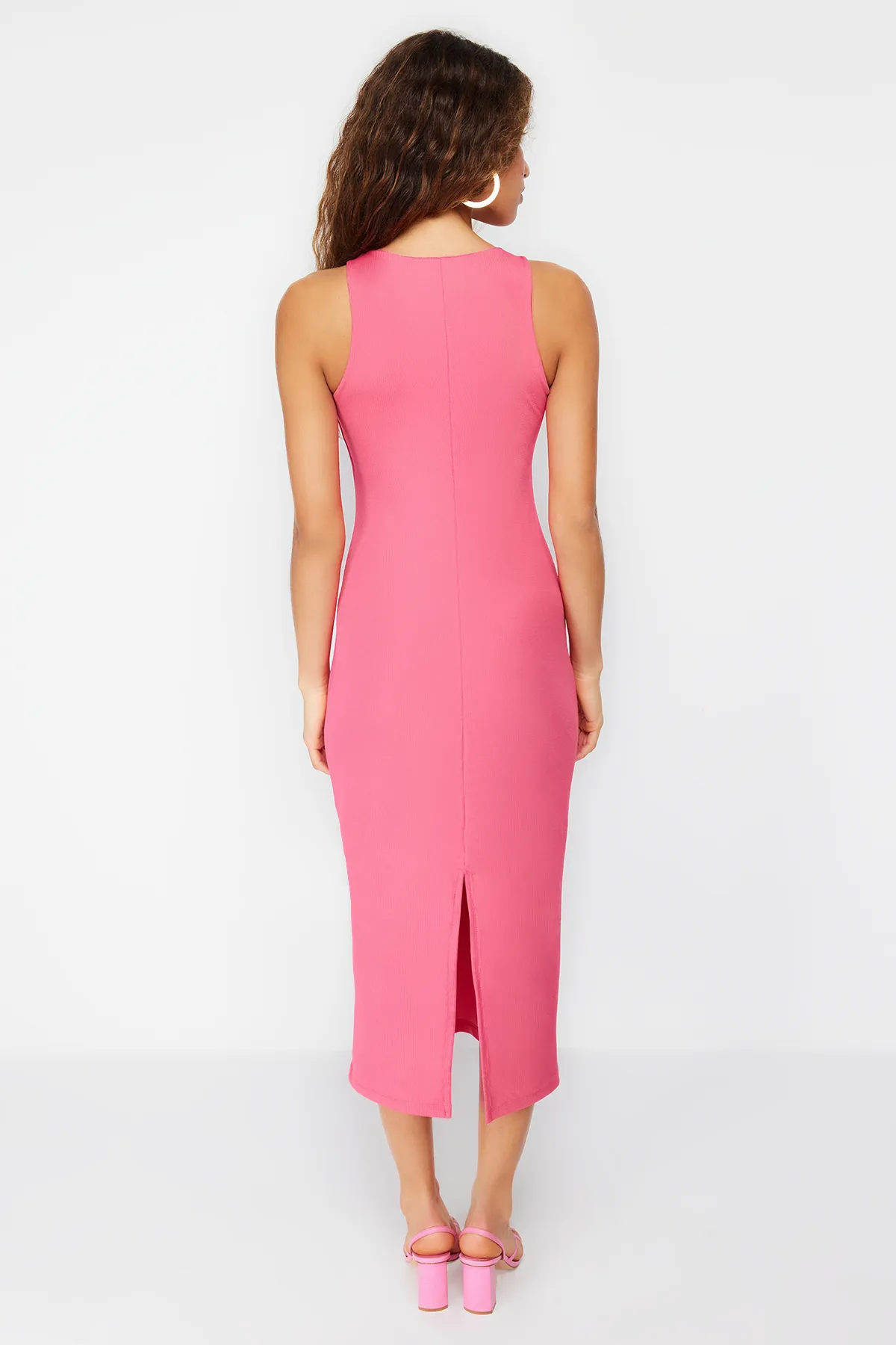 Trendyol Collection  Fuchsiafarbenes, figurbetontes Maxi-Bleistiftkleid aus flexiblem Strick mit Neckholderkragen TWOSS24EL00186