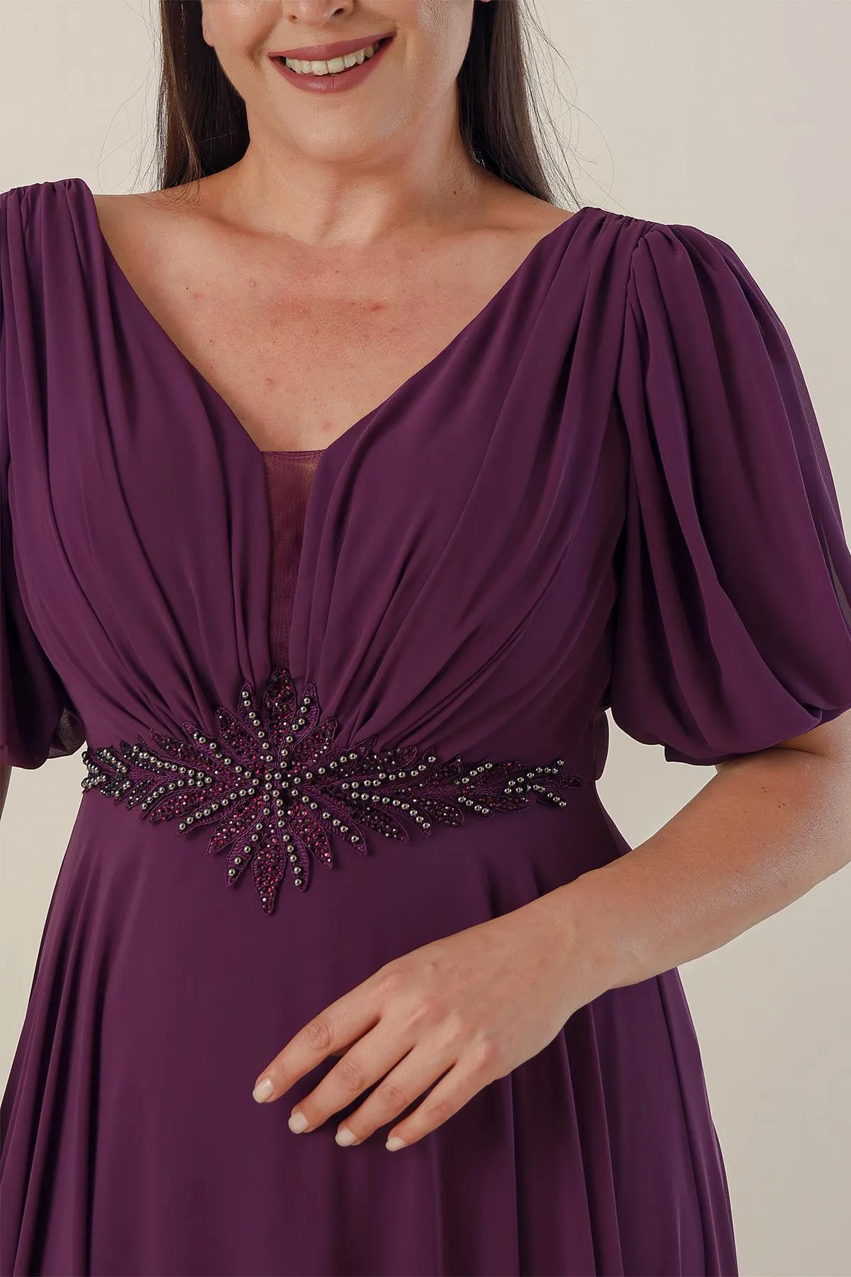 By Saygı  Langes Chiffonkleid in Übergröße mit V-Ausschnitt vorne und hinten, perlenbesetzter Taille, vorne gefüttert
