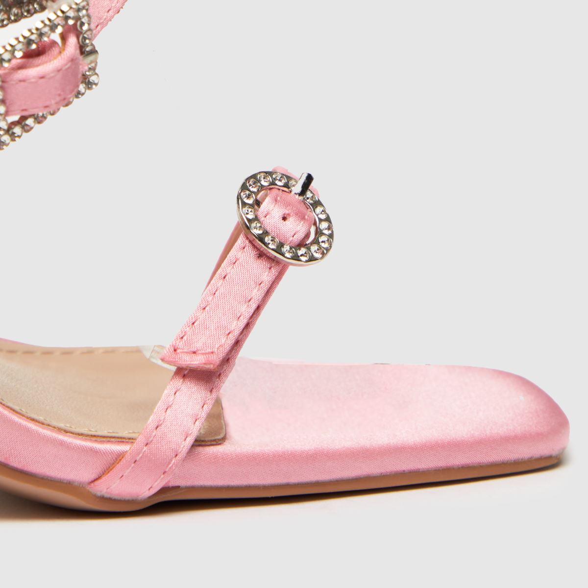 SIMMI – Rosa stiletto-höga klackar med remmar på stranden