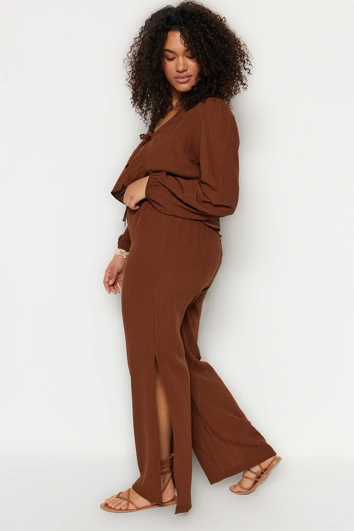 Trendyol Curve  Braune gewebte Strandhose mit Schlitzdetail TBBSS23AR00012