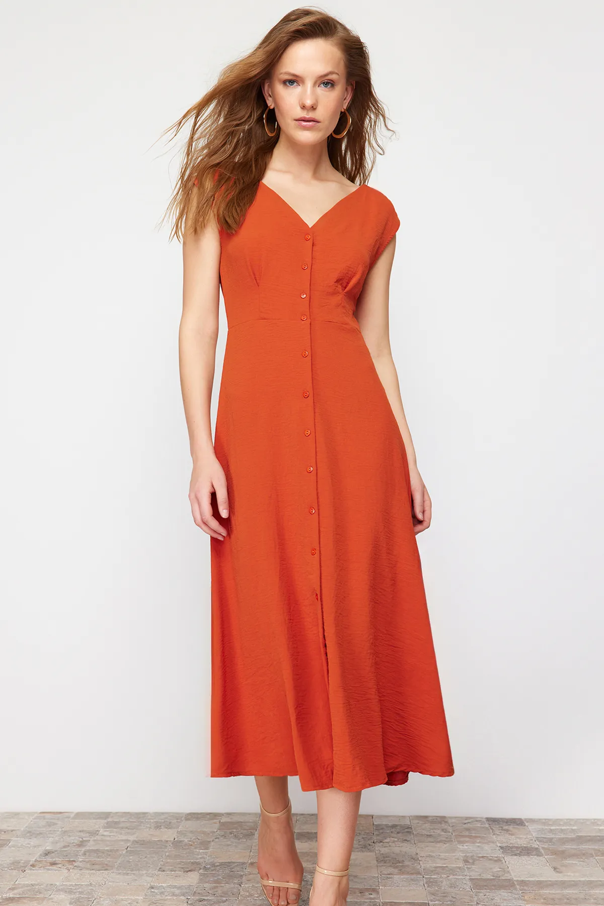 Trendyol Collection  Gewebtes Midi-Hemdkleid mit Kachelknöpfen TWOSS24EL00442