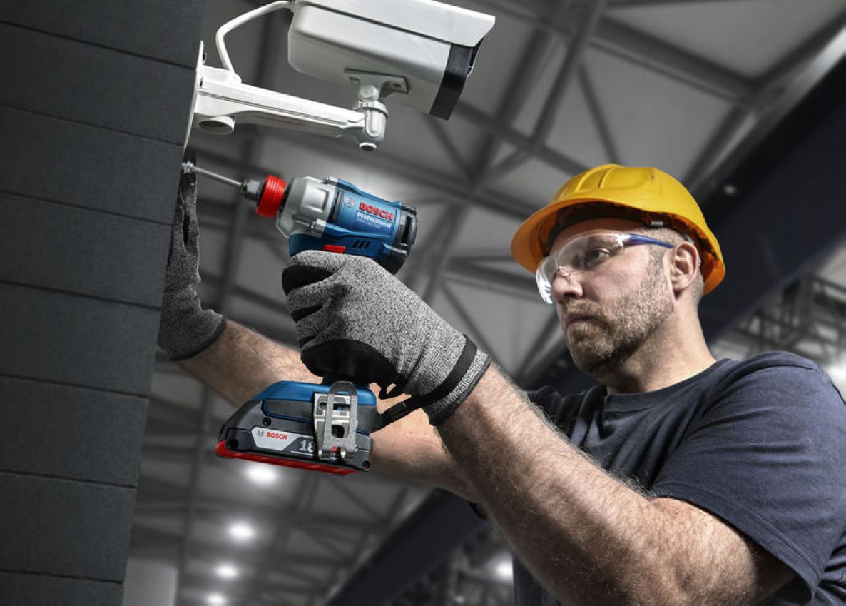 Bosch Blue 06019N2102 GDX 18V-285 Șurubelniță cu impact fără fir 2x 4.0 Ah și încărcător GAL 18V-40 în L-BOXX