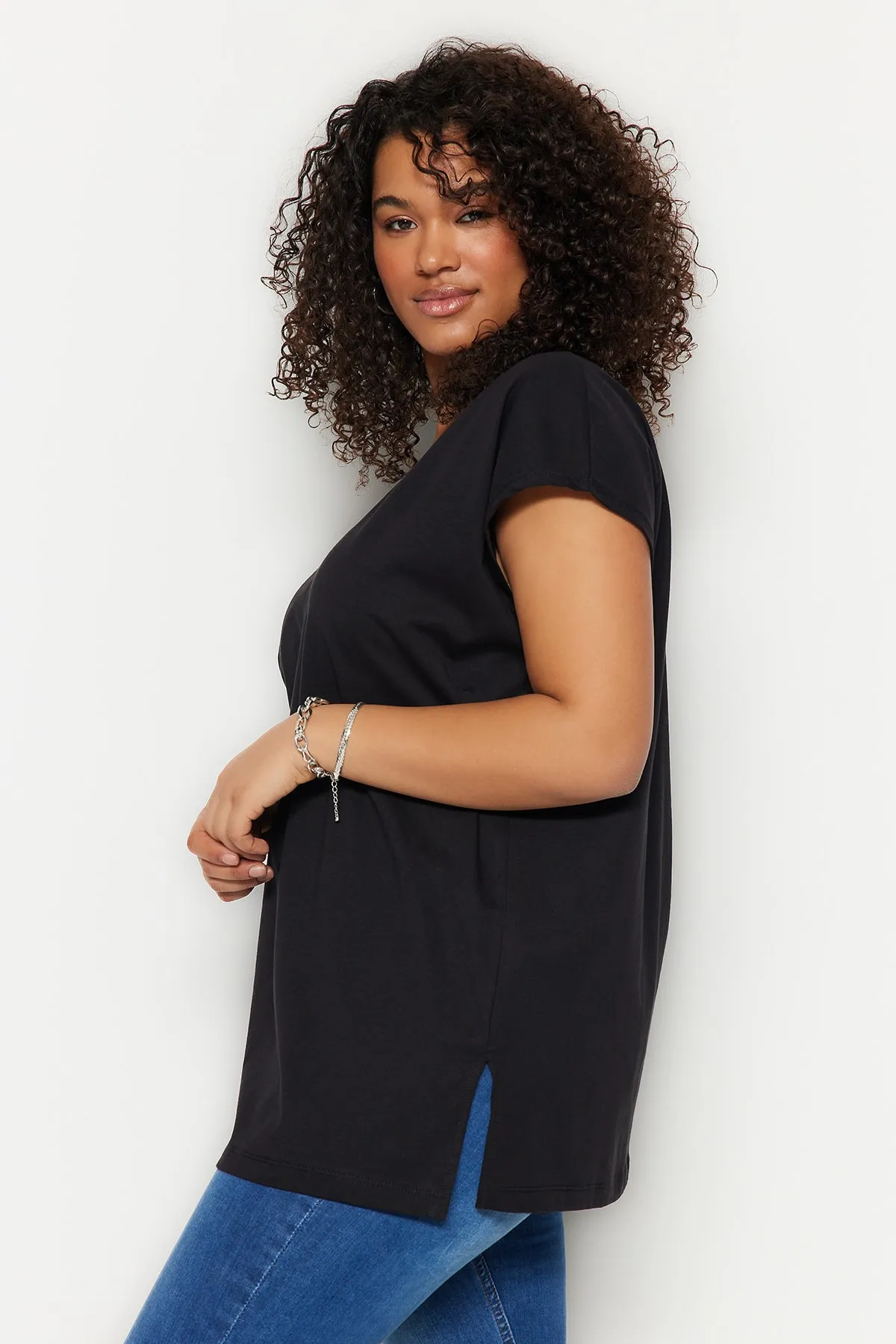 Trendyol Curve  Schwarzes Boyfriend-Strick-T-Shirt mit V-Ausschnitt und Schlitz TBBSS22BF0036