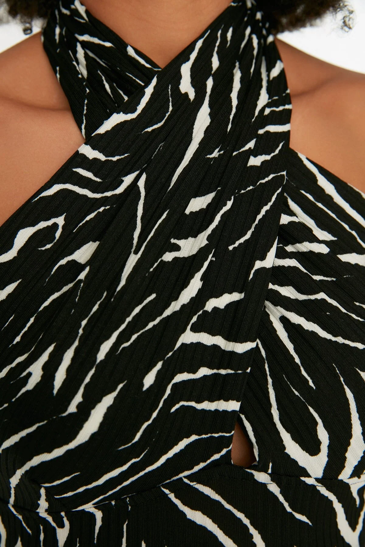 Trendyol Collection  Schwarze bedruckte, eng anliegende, dehnbare Strickbluse mit Neckholder und Neckholder TWOSS22BZ0703