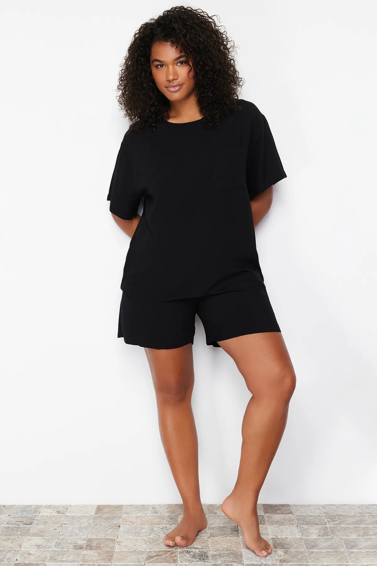Trendyol Curve  Schwarzes gewebtes Pyjama-Set mit Rundhalsausschnitt TBSSS24AI00005