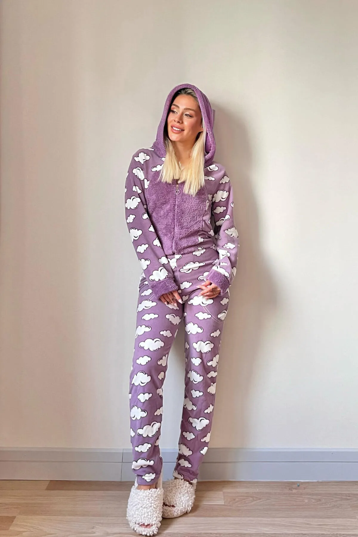 Pijamaevi  Lilafarbenes Cloud-gemustertes Fleece-Plüsch-Overall-Pyjama-Set für Damen
