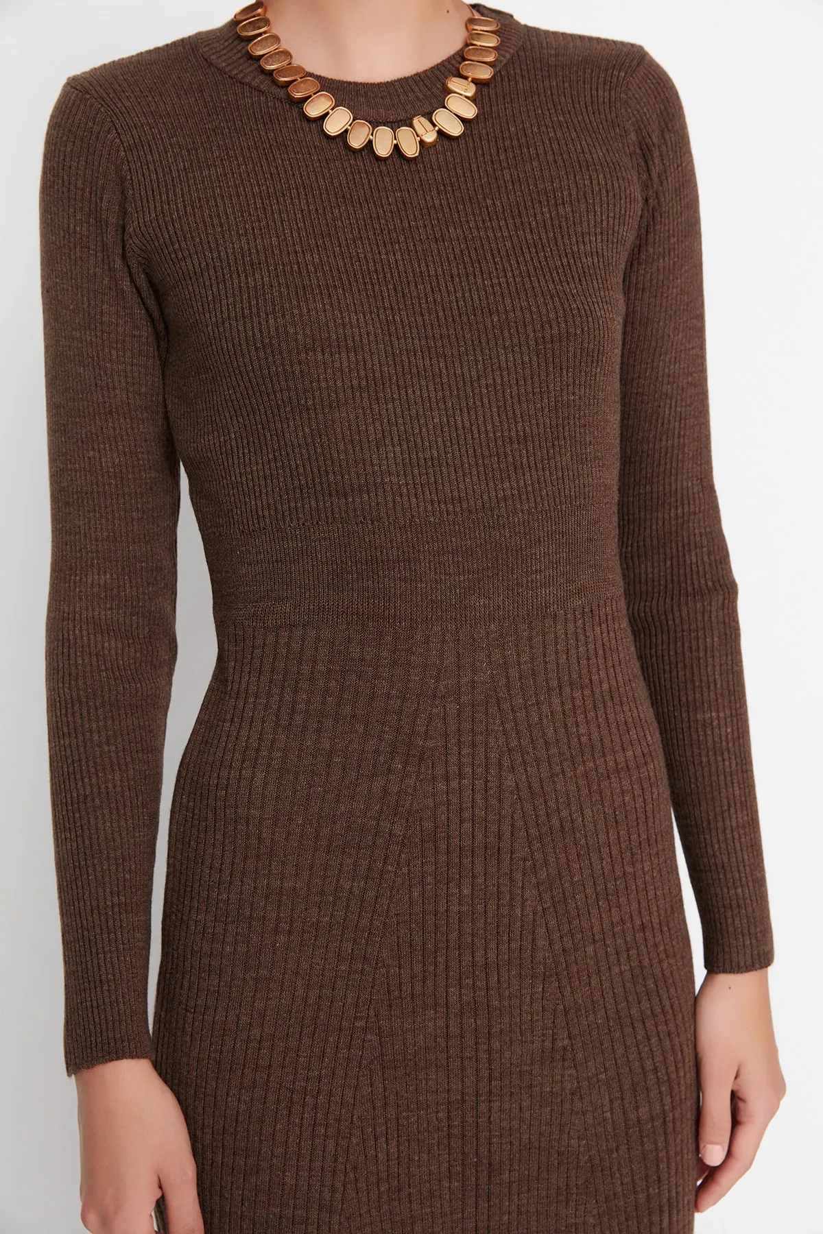 Trendyol Collection  Braunes Midi-Strickkleid mit Rundhalsausschnitt TWOAW21EL0422