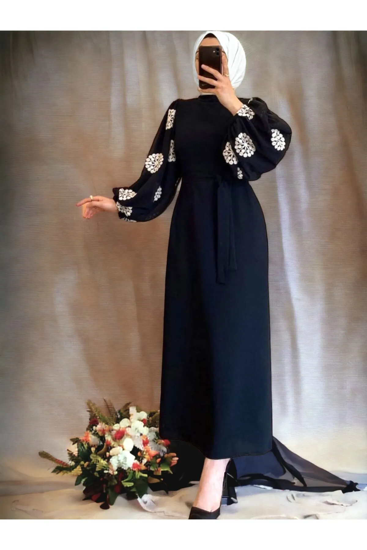 Modamorfo  Tüllbesticktes Bleistiftkleid mit Ärmeln