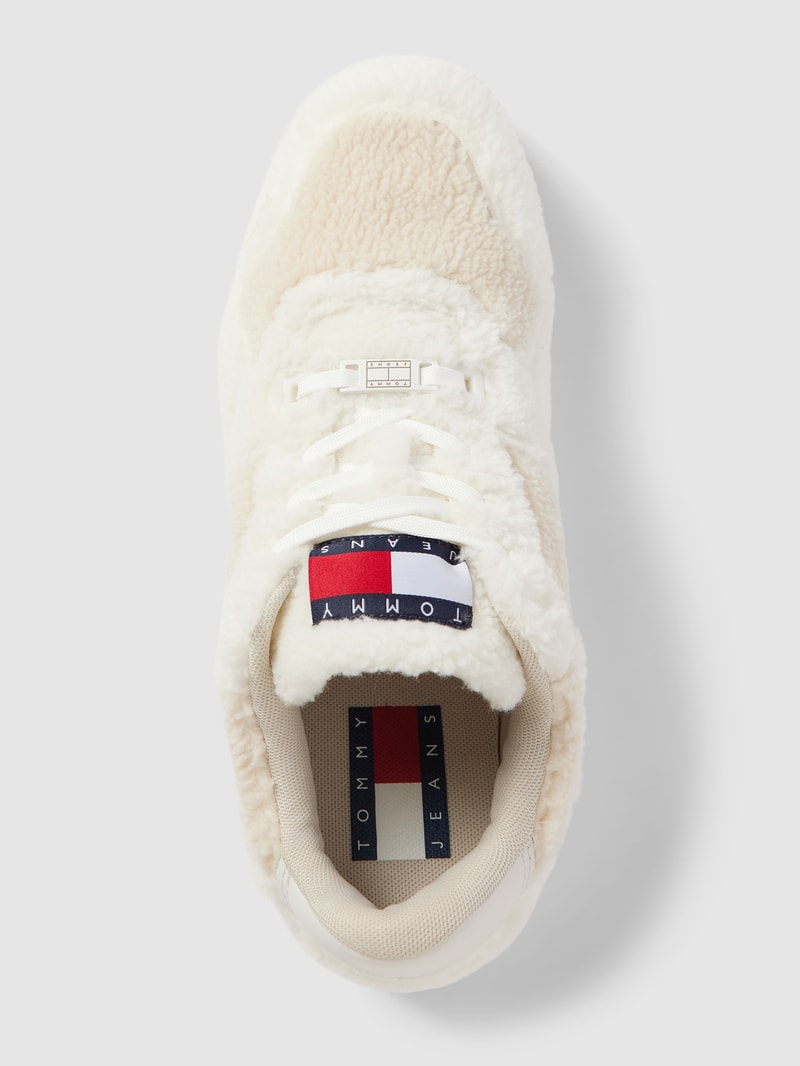Sneaker mit Teddyfell-Besatz in weiß