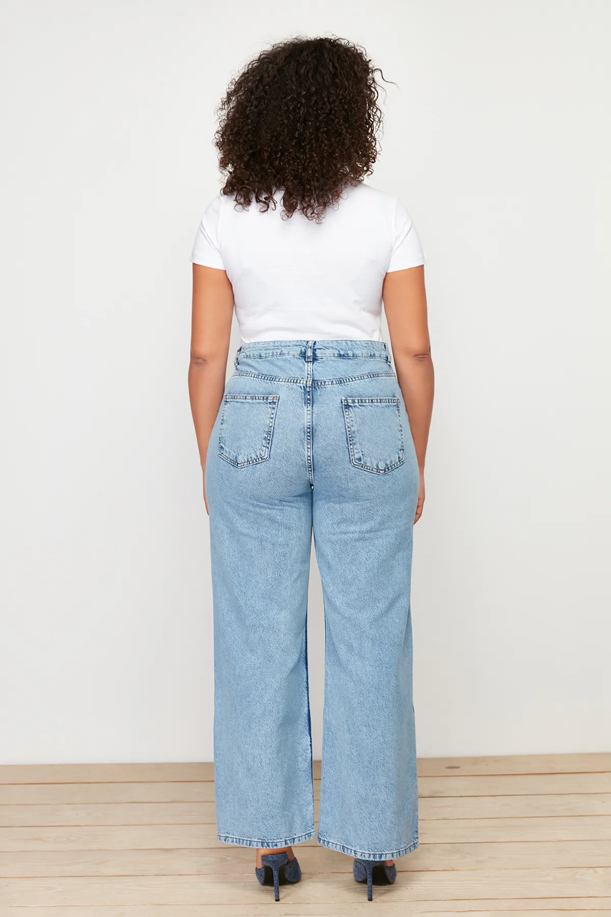 Trendyol Curve  Hellblaue, weit geschnittene Jeans mit hoher Taille TBSSS24CJ00028