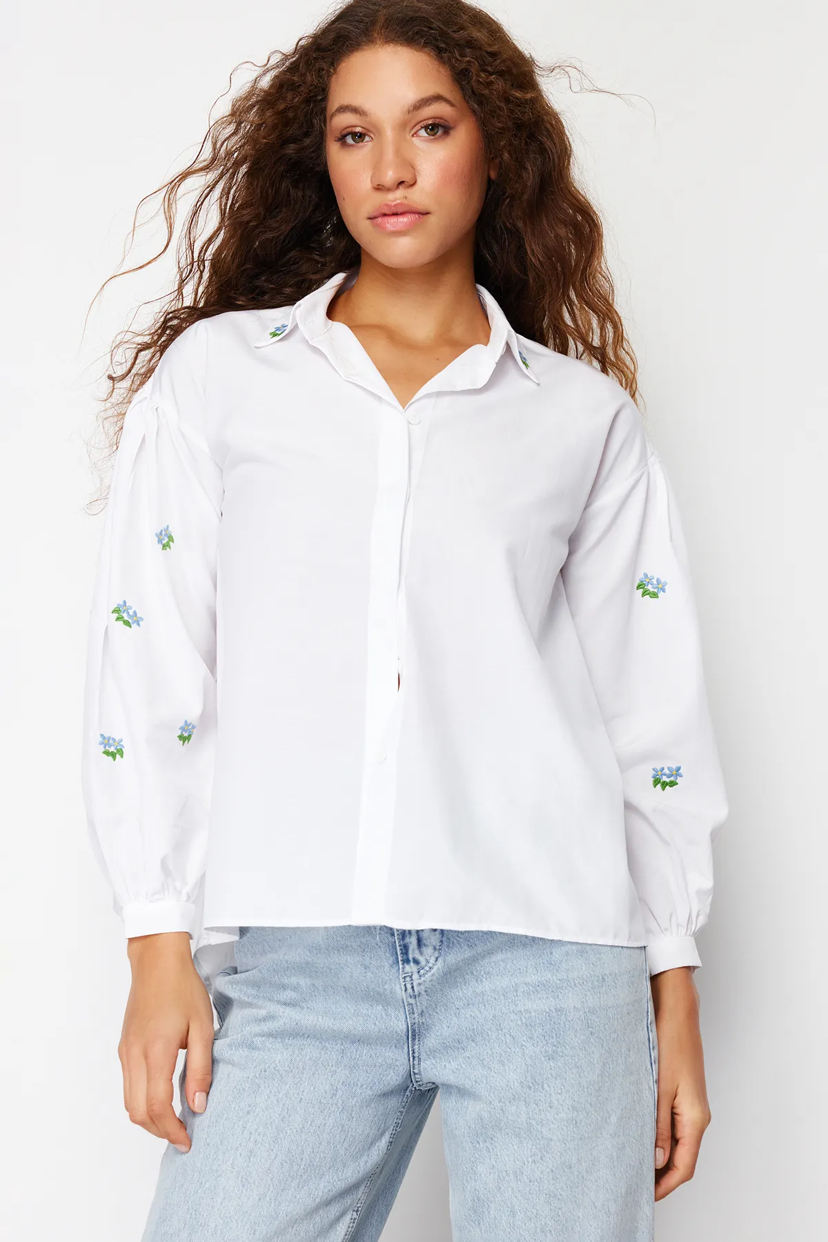 Trendyol Collection  Baumwollhemd in Ecru, Stickereidetail, Regular Fit, TWOAW23GO00081