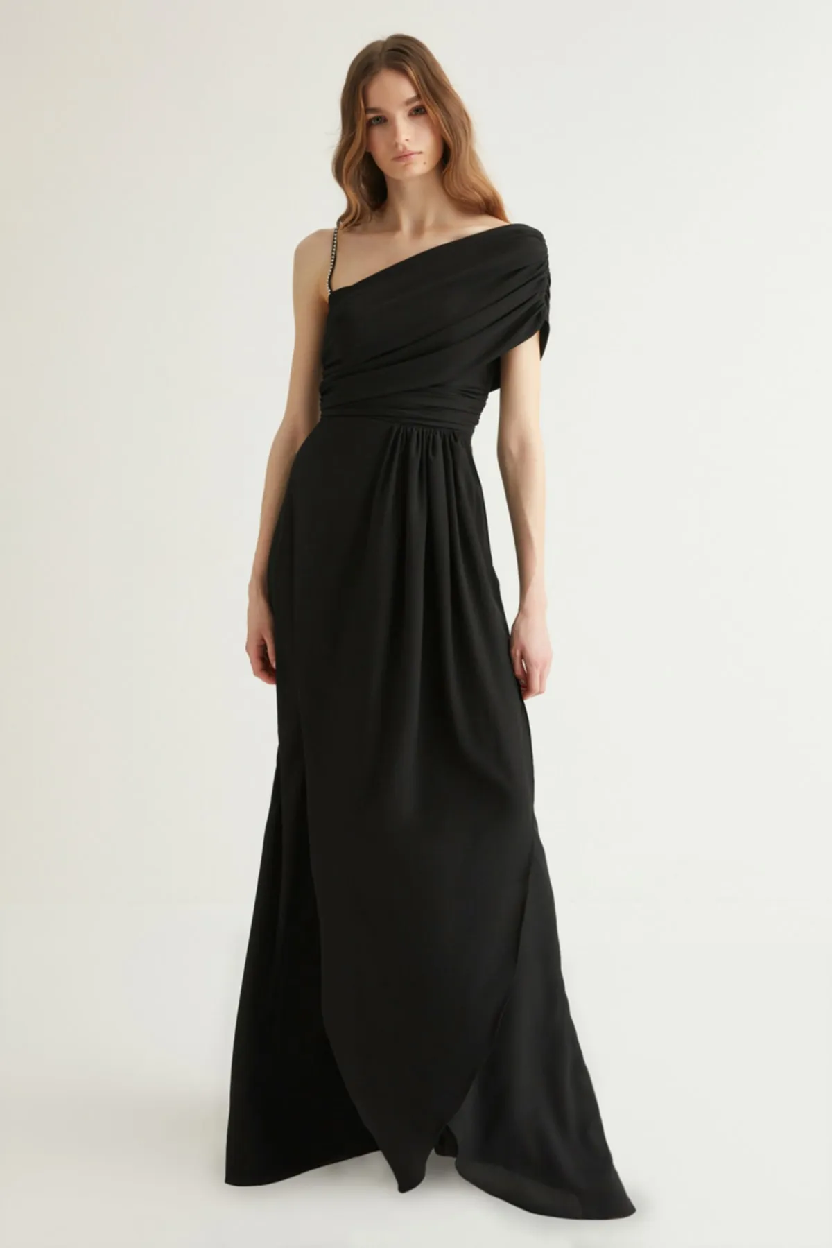 Trendyol Collection  X Wish Hanif Schwarzes Abendkleid mit Steinriemendetail TPRSS22AE0002
