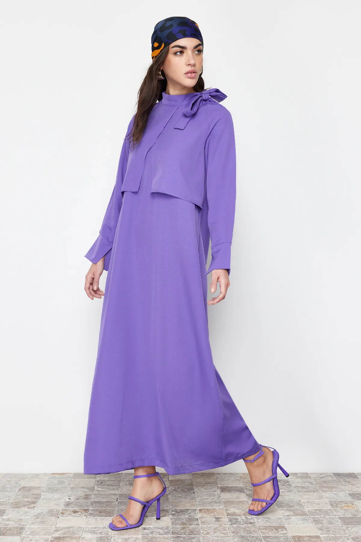 Trendyol Modest  Lilafarbenes, gewebtes Kleid mit Kragen und Krawatte TCTSS23EB00283