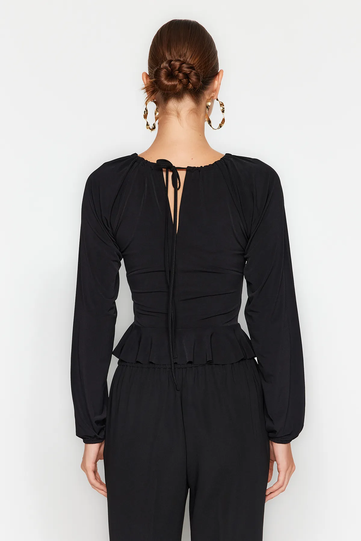 Trendyol Collection  Schwarze Strickbluse mit Fenster/Ausschnitt und detailliertem Accessoire TPRAW24BZ00053