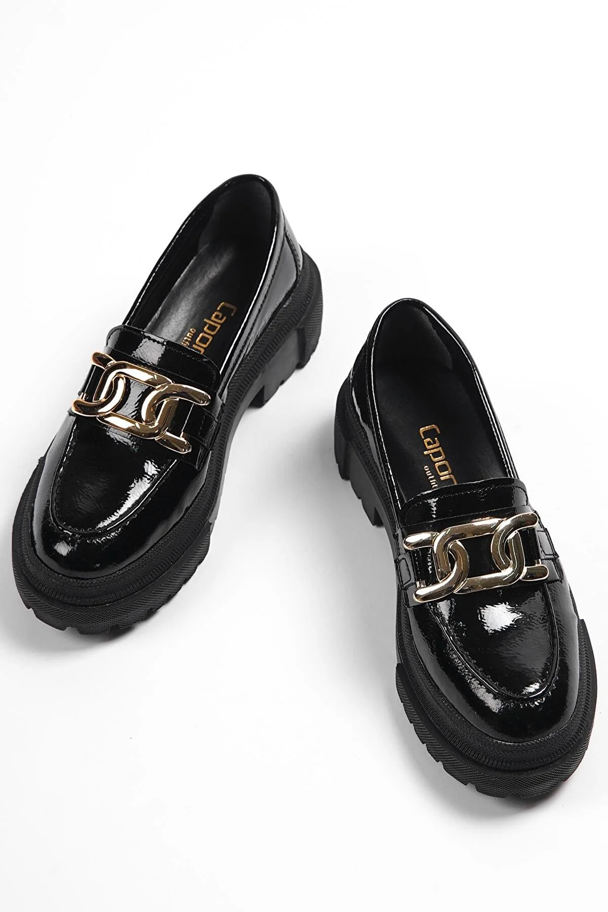 Capone Outfitters  Capone Damen-Loafer mit ovaler Zehenpartie, Metallzubehör, Trak-Sohle, faltiges Lackleder, Schwarz