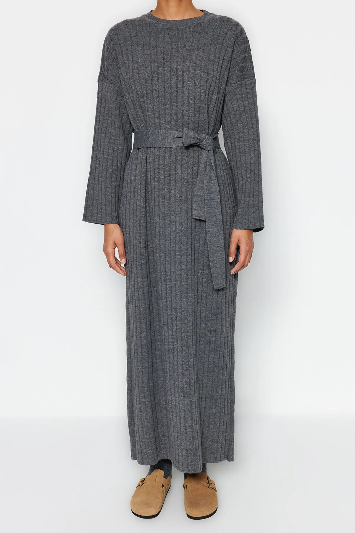 Trendyol Modest  Anthrazitfarbener, ungefütterter, schlichter Strick mit Gürtel TCTAW24EB00008