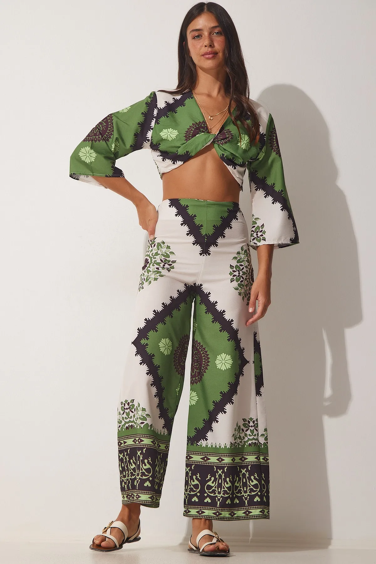 Happiness İstanbul  Grünes gemustertes Sommer-Bluse-Hosen-Set für Damen DM00131